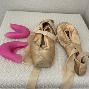 Point shoes with inserts